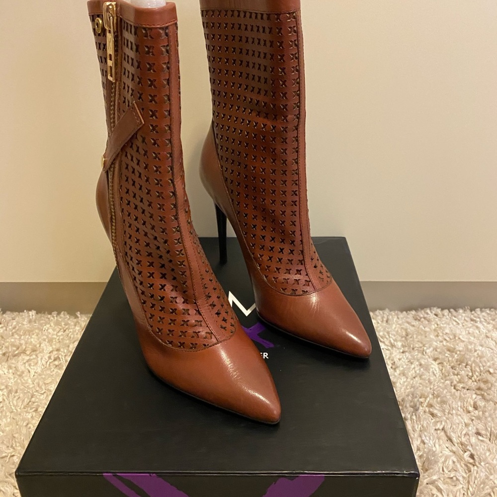Women’s heeled boots. Brand new!